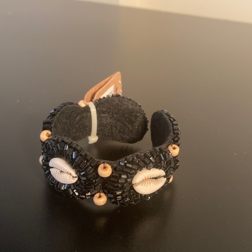 Black and Gold Beaded Shell Bracelet